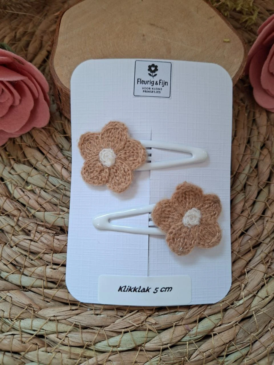 2 witte klikklak 5 cm met bruine bloem